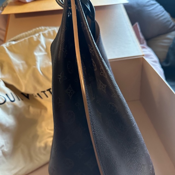 Louis Vuitton Carmel Bag. Like new with box and dust bag. Great large bag! - Picture 4 of 6